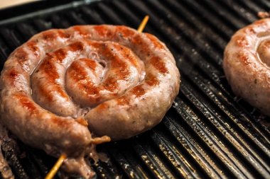 Elektrikli Barbekü barbekü ızgara üzerinde kızarmış spiral sosis. Homemad
