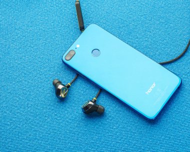 kablosuz kulaklık ile modern akıllı telefon sapiforovo mavi. Yüksek