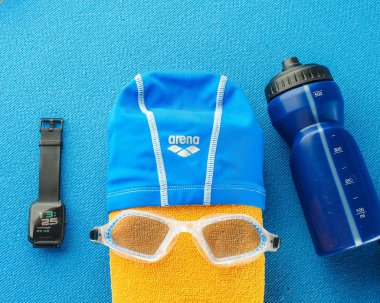 Mavi b üzerinde yüzme havuzu için ekipman ile düz yatıyordu kompozisyon