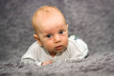 Bebek taramaya çalışır ve boyun sert tutar. newbo fotoğrafları