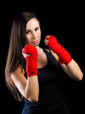 Avrupa kız siyah bir arka planda spor için gider. Kırmızı bant