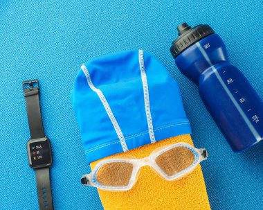 Gözlük, yüzme şapkası, Fitness Tracker ile düz yatıyordu kompozisyon