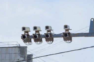 Arka plan mavi gökyüzünde modern hız kontrol kamerası yakın çekim.