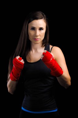 Avrupa kız siyah bir arka planda spor için gider. Kırmızı bant