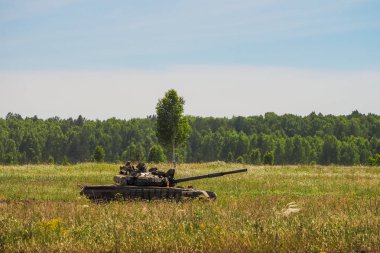 askerler resti ile sahada Rus ordusunun savaş tankı