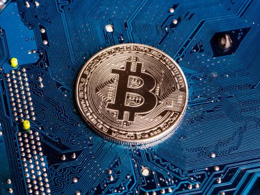 Devre kartındaki gümüş Bitcoins. Madencilik kavramı 