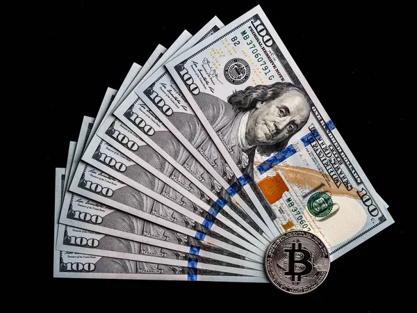 Фон з крипто-Bitcoin і доларами. Символічні монети — стокове фото