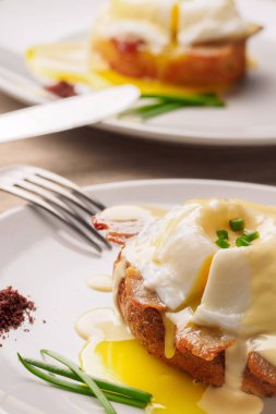 Kahvaltı Eggs Benedict-Ingiliz muffins, domuz pastırması, jambon kızarmış