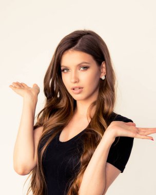 güzel genç kız her iki avuç yukarı kaldırdı. şaşkın ve kavrayılmaması