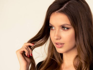 güzel bir yüz ile güzel bir genç kız kendini okşayarak 