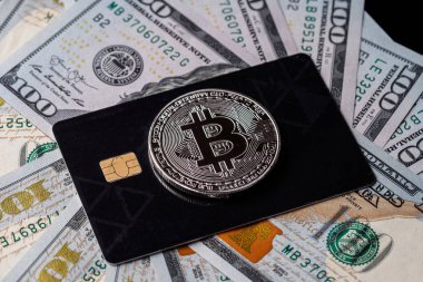 Dolar banknot arka üzerine kredi kartı ile gümüş Bitcoin