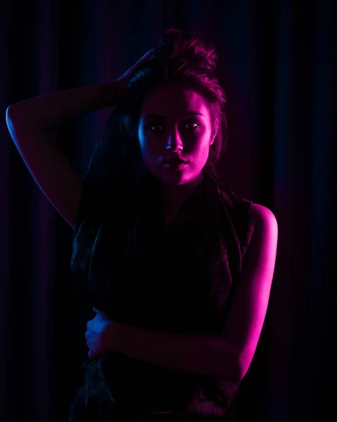 Joven chica en retrato estudio disparo con color en oscuro backgr — Foto de Stock