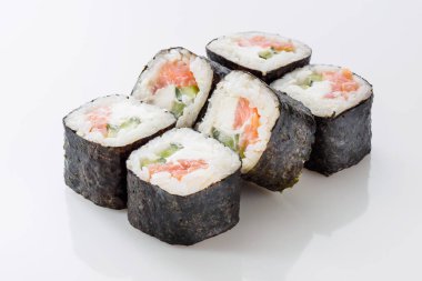 Japon deniz ürünleri suşi rulo üzerinde izole beyaz arka plan.