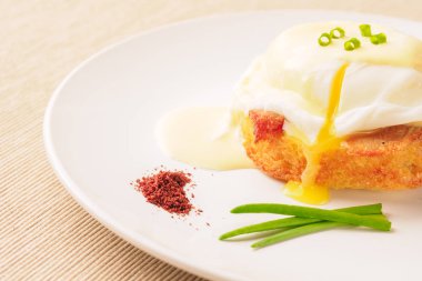 Kahvaltı Eggs Benedict-Ingiliz muffins, domuz pastırması, jambon kızarmış