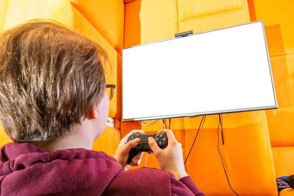 Genç video oyunu oynuyor. boş beyaz ekran. sizin için yer — Stok fotoğraf