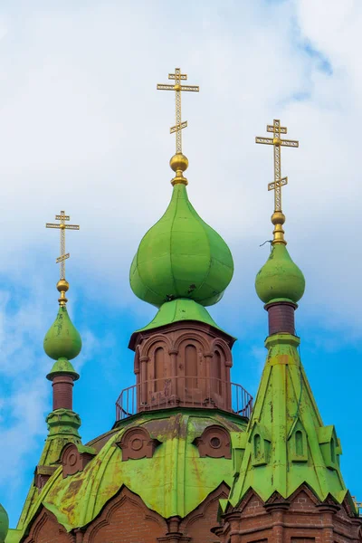 Haçlı Ortodoks Katedrali yakın çekim. haç ile çatı — Stok fotoğraf