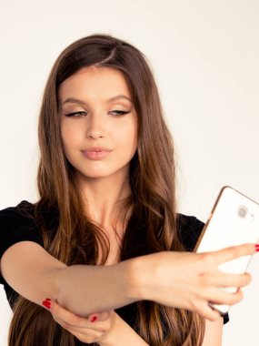 güzel bir yüz ile sevimli genç kız selfie yapar. duygusal St