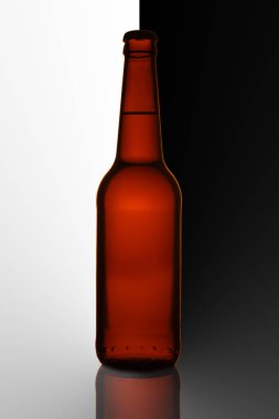 Bira şişesi kahverengi siyah ve beyaz arka plan izole.