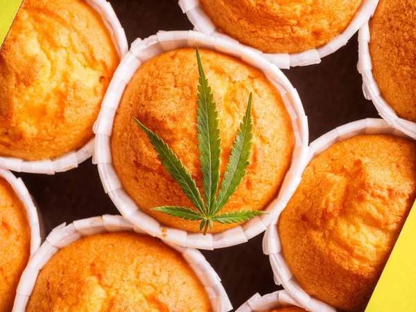 Mini muffins à la cannelle fraîchement cuits avec du cannabis et des bourgeons de ma — Photo