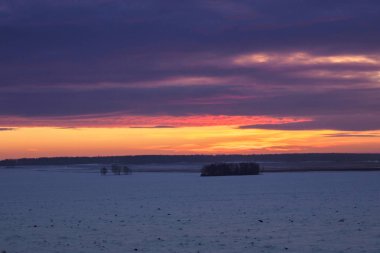buzlu bir kış tarlasında güzel gün doğumu. doğal manzara. B