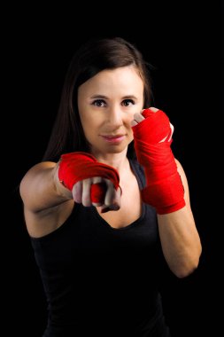 Dövüş duruş Boksördeki korkunç kız. Kadın Mart kavramı