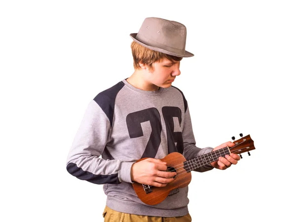 Portret van een hipster mannetje in hoed spelen op ukulele. Geïsoleerd o — Stockfoto