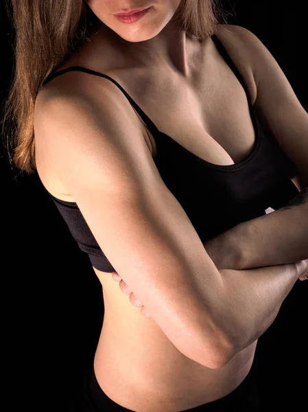 Giovane signora mostrando le spalle muscolose e bicipiti. Bello. — Foto Stock
