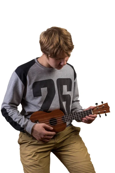 Retrato de un hombre hipster tocando en ukelele. Aislado sobre blanco —  Fotos de Stock
