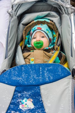 kışın bebek kızağı emzik li bebek. içinde yürür 