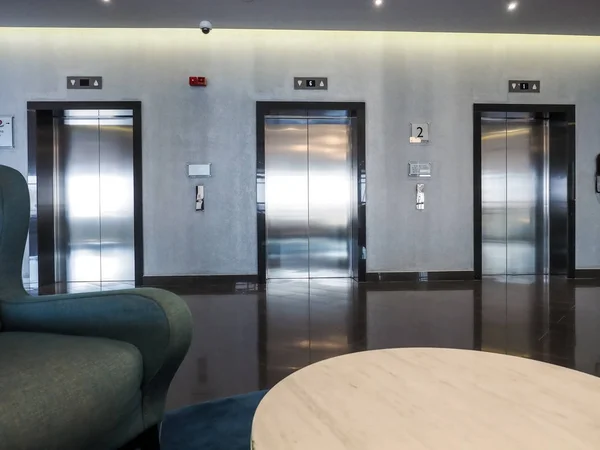 Silberne Fahrstühle. Interieur eines luxuriösen Lobbyhotels. moderner Stil — Stockfoto