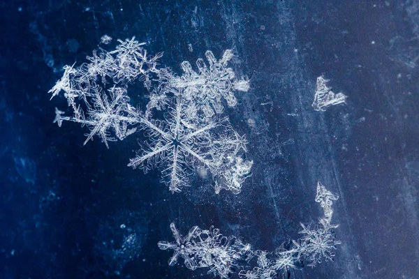 Fragmento de textura de nieve Copos de nieve de cerca. hielo cristalino . — Foto de Stock