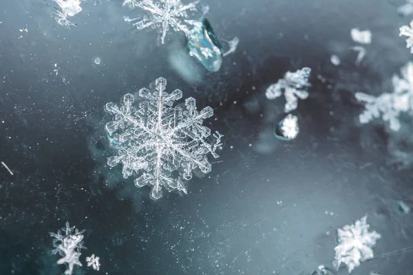 Fragment von Schnee Textur Schneeflocken bedeckt Plan. weiß rein sno — Stockfoto