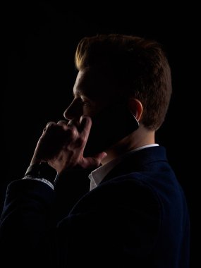 Telefonda konuşan bir adamın acımasız yakın portresi. Iş