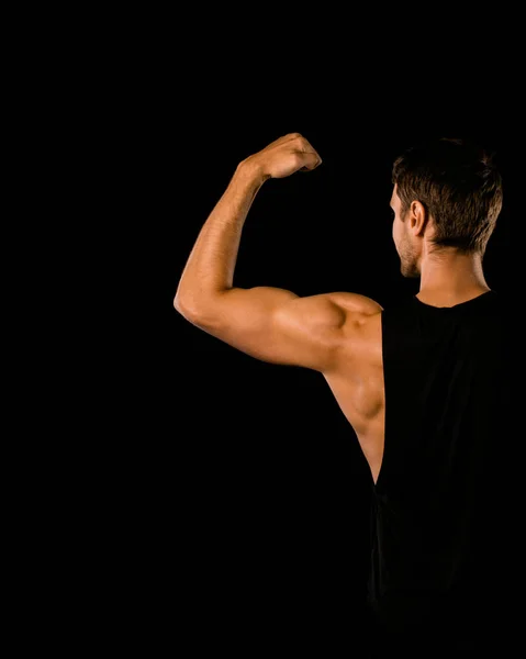Muskulöses Modell junger Mann auf isoliertem schwarzem Hintergrund. Sport wor — Stockfoto