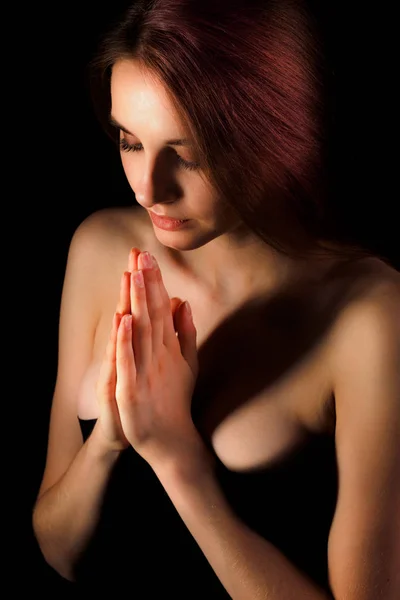 La chica está rezando. mujer desnuda dice una oración en la noche. Yo... — Foto de Stock