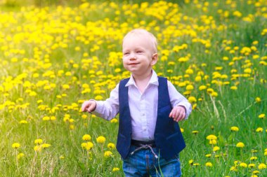 Çiçek açan bir glade üzerinde bir trendy şık elbise Toddler çocuk bağırmak