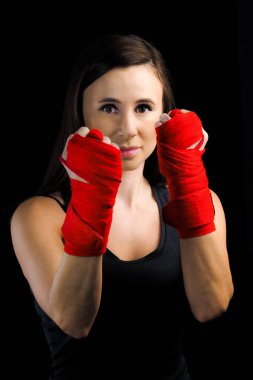 Avrupa kız siyah bir arka planda spor için gider. Kırmızı bant