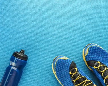 Spor ekipmanları düz döşeme kompozisyon, koşu ayakkabıları ve şişe 