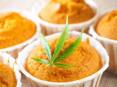 Esrar ve ma tomurcukları ile taze pişmiş tarçın mini muffins