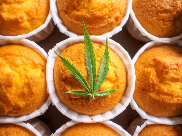 Mini muffins à la cannelle fraîchement cuits avec du cannabis et des bourgeons de ma — Photo