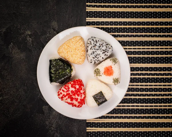 Diverso Fatto Mano Onigiri Primo Piano Cucina Giapponese Menù Vegano — Foto Stock