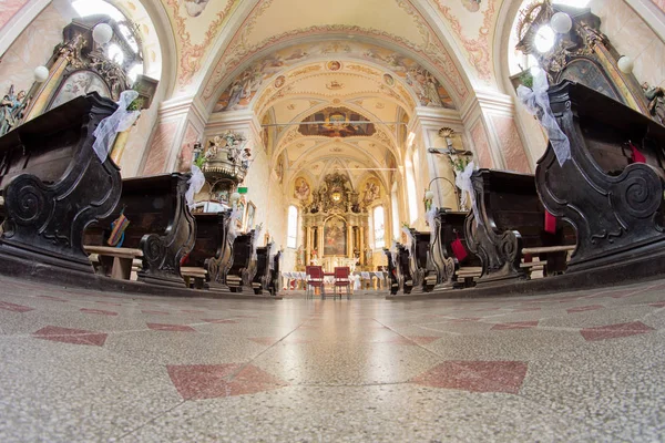 Interieur katholieke kerk in Slowakije — Stockfoto