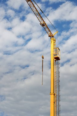 Sonbahar doğada büyük sarı İnşaat Vinç