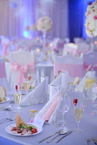 햄 한 전채와 결혼식에서 아름 다운 테이블 설정 — 스톡 사진