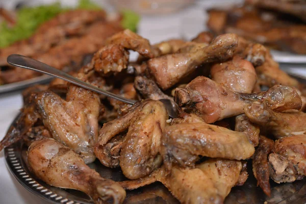 Pollo Asado Preparado Los Cuencos Para Los Invitados Del Banquete — Foto de Stock