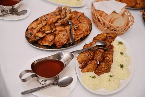 Roasted Chicken Prepared Bowls Guests Wedding Banquet — Stock Photo, Image