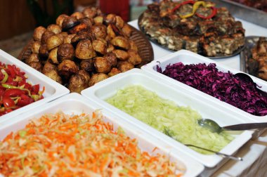 Yemek, meze, salata, sebze ve et kase çizgili şenlikli