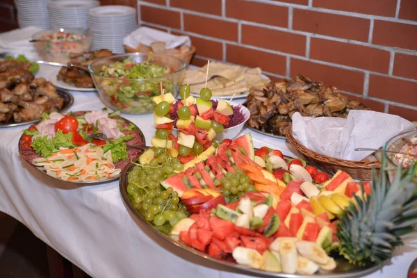 Festlich Geschmückte Schalen Mit Speisen Vorspeisen Salaten Gemüse Und Fleisch — Stockfoto