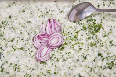 Yemek, meze, salata, sebze ve et kase çizgili şenlikli