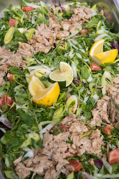 Feestelijke Bekleed Kommen Met Eten Voorgerecht Salades Groenten Vlees — Stockfoto